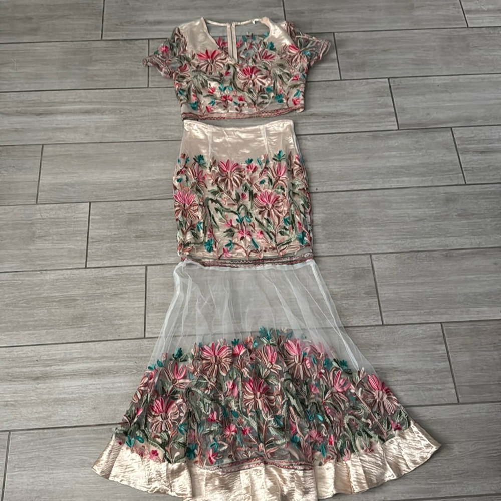 Elegant Floral Skirt Set with Sheer details Size Small - Picture 1 of 11